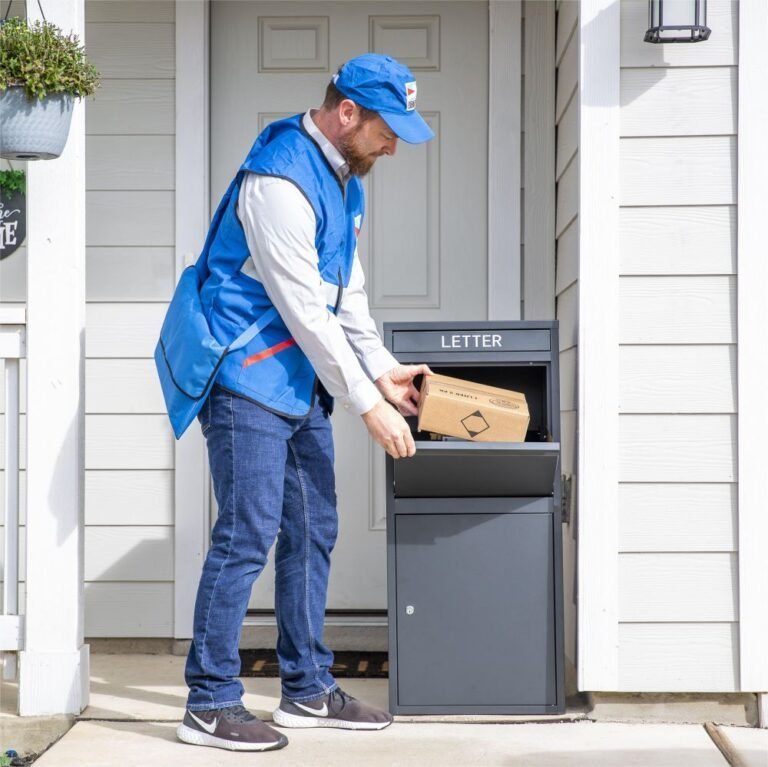 Learn about the operation of the Feliluke mail and package box! Step 1: Mail carriers and delivery drivers easily deposit deliveries in the top drawer.
