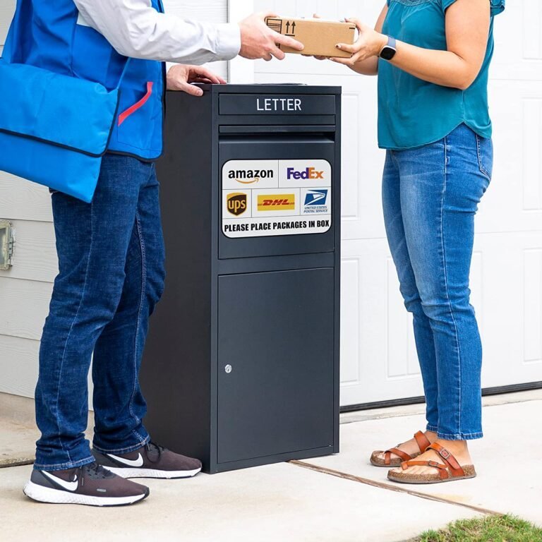 The black Feliluke delivery locker is placed at the doorstep, adorned with a delivery instruction sticker. A conversation unfolds between the delivery person and the homeowner by the locker.