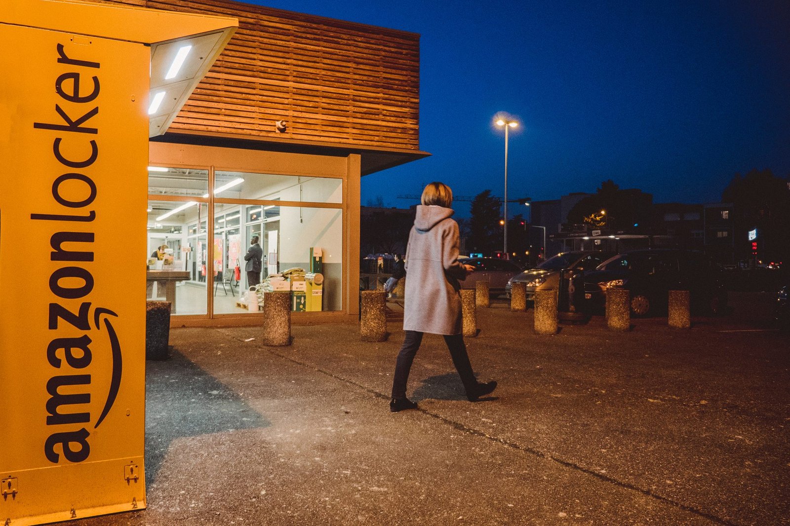 3 Best Alternatives To Amazon Locker For Your Deliveries Feliluke   Amazon Locker And A Woman In The Twilight 